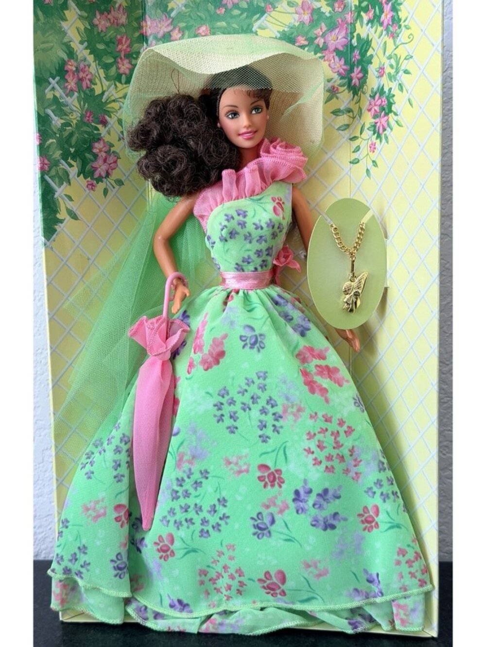 2001 Barbie Simply Charming Hispanic Doll Special Edition Mattel 54243 - Picture 4 of 12